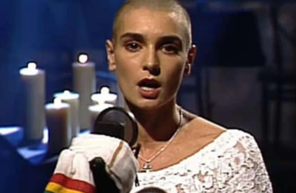 El día en que Sinéad O’Connor rompió una foto del Papa. / Archivo