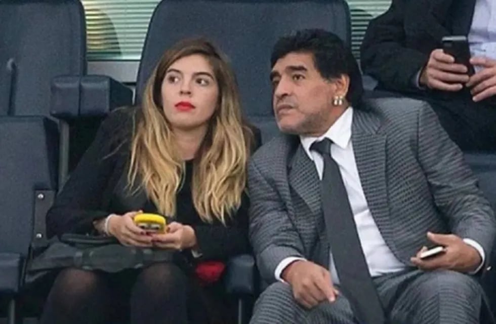Diego Maradona junto a su hija Dalma, quien lo acompañó desde La Plata hasta la Clínica de Olivos. / Gentileza.