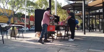 Roberto Mignani vende libros en la calle