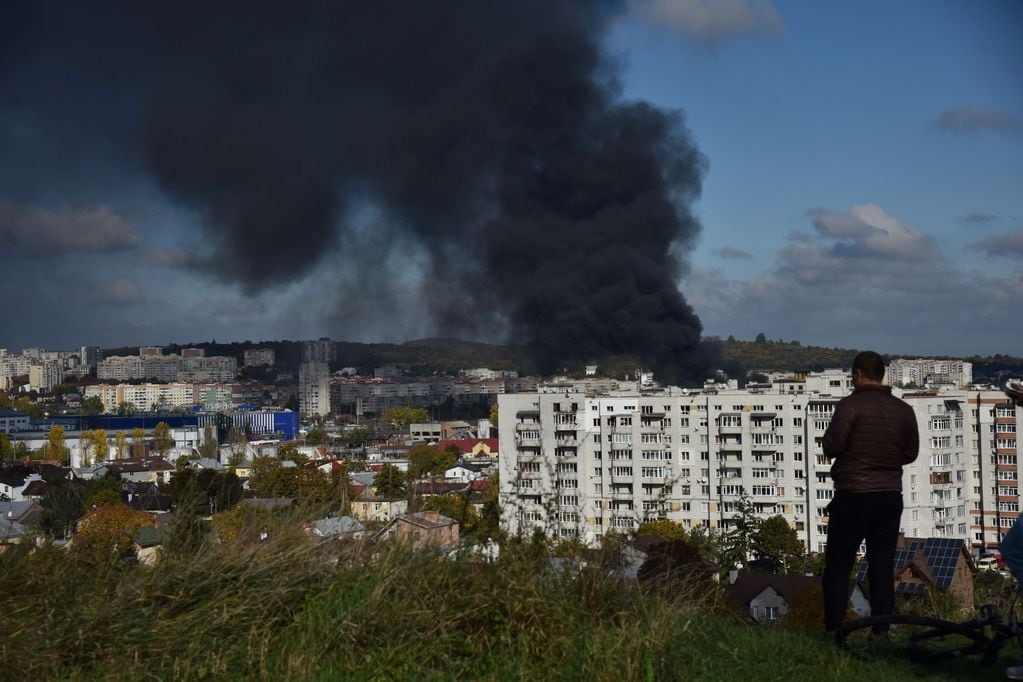 Rusia desató un aluvión letal de ataques contra varias ciudades ucranianas. Foto: AP