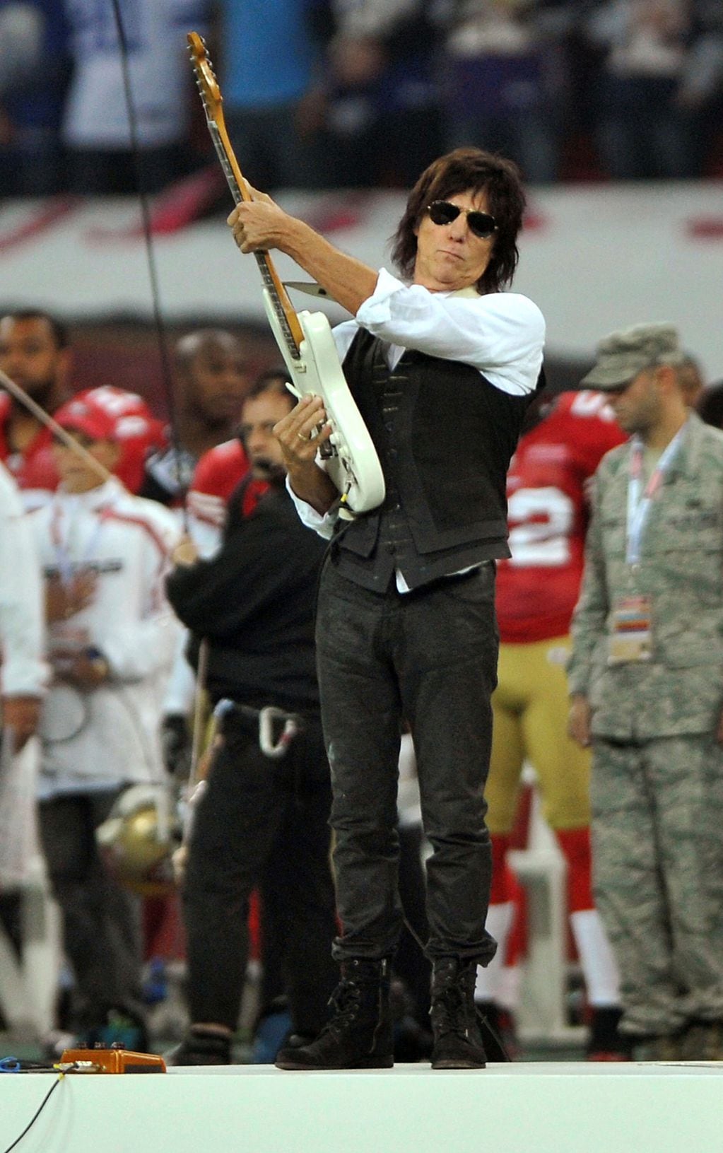 Jeff Beck tocando el himno nacional de Inglaterra en Londres el 31 de octubre de 2010. (Clive Gee/PA via AP)