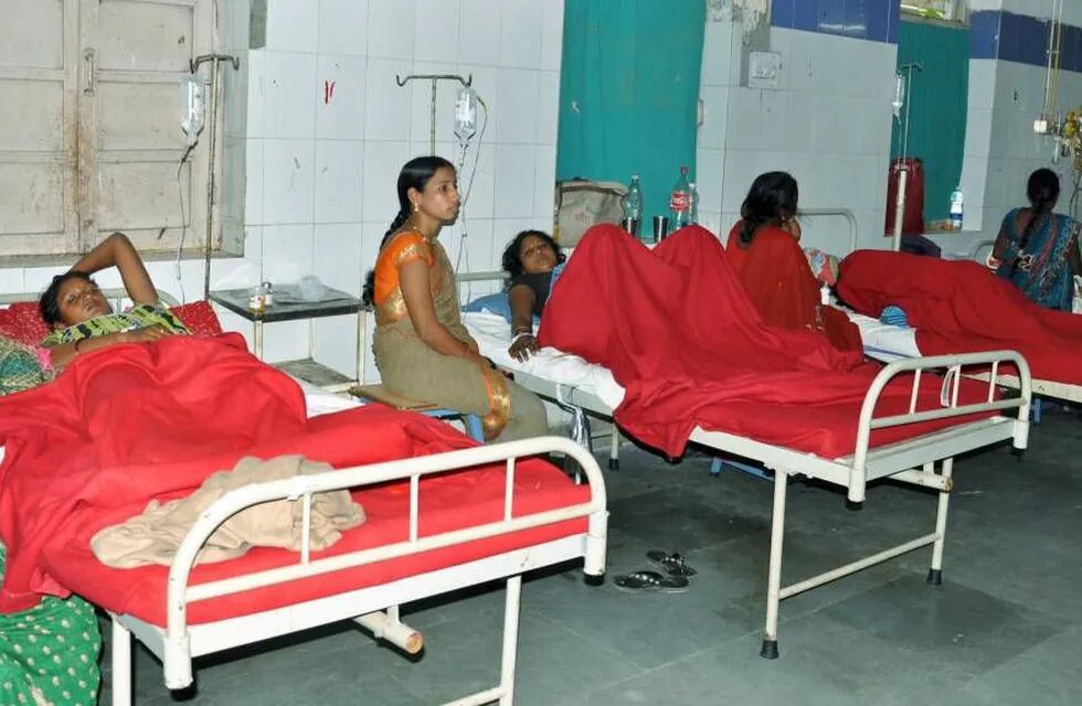 Detuvieron al cirujano que operó a las mujeres indias que murieron tras ser esterilizadas