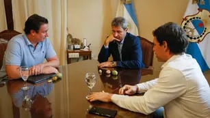 El gobernador Uñac, junto con el ministro de Producción y Desarrollo Económico, Ariel Lucero con el empresario Julián Groisman, vicepresidente del Grupo Presidente.