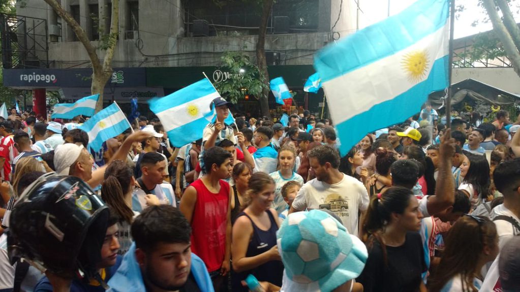 Miles de hinchas salieron a festejar a Peatonal y San Martín cargados de alegría y emoción. - José Gutiérrez / Los Andes