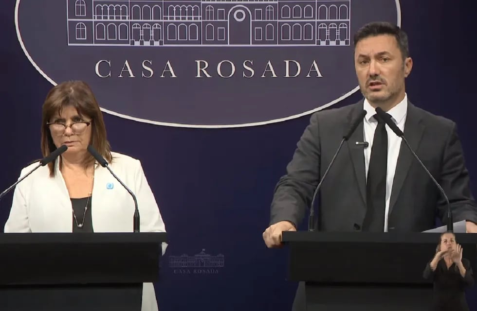La ministra de Seguridad, Patricia Bullrich, y el de Defensa, Luis Petri, en conferencia de prensa (Captura de video)