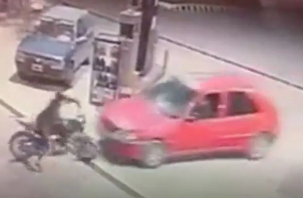 Video: vio a motochorros que asaltaban a un joven ciclista y atropelló a uno de los delincuentes.