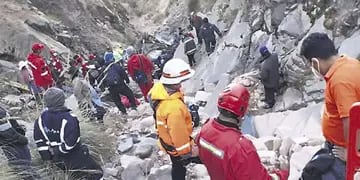 Murieron 34 personas al caer un autobús a un precipicio en Bolivia