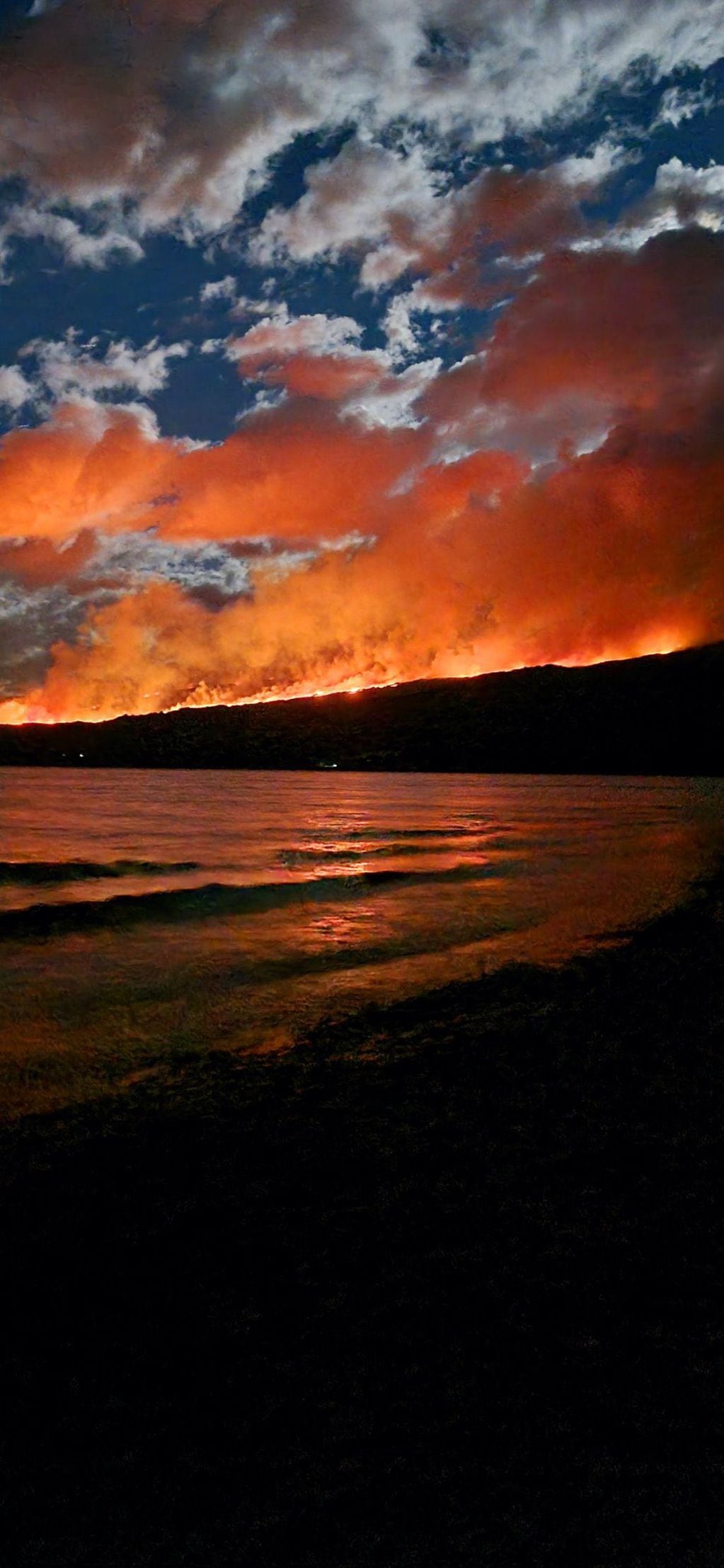Las fotos del incendio forestal inundan las redes sociales. Foto: Redes. 
