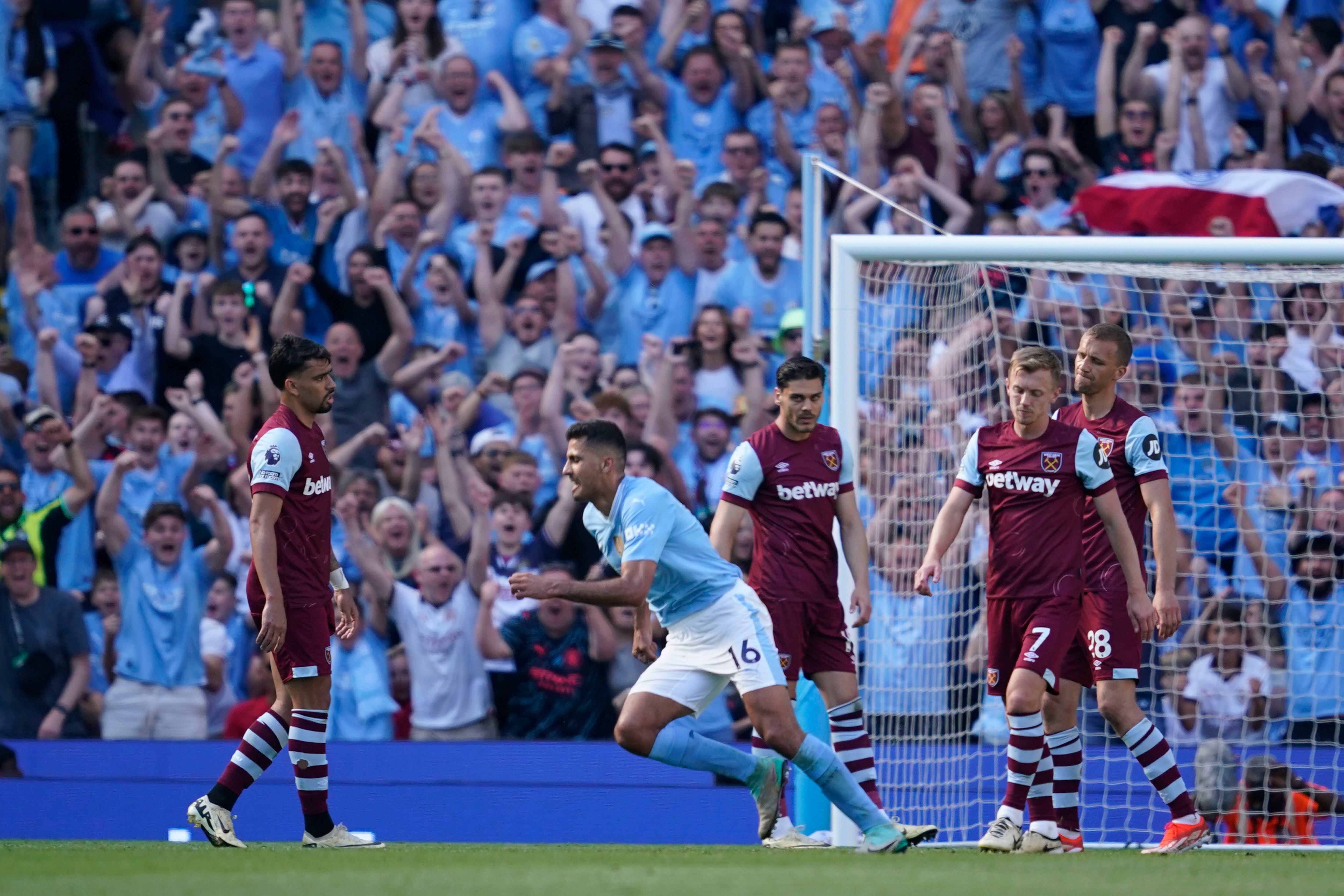 Rodrigo celebra tras anotar el tercer gol del Manchester City ante West Ham en la Liga Premier, el domingo 19 de mayo de 2024. (AP Foto/Dave Thompson)