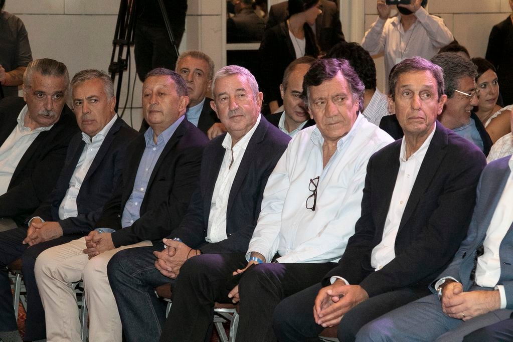 Eduardo Sancho de ACOVI junto a los ex gobernadores de Mendoza Alfredo Cornejo, Celso Jaque, Julio Cobos, Arturo Lafalla y Rodolfo Gabrielli.