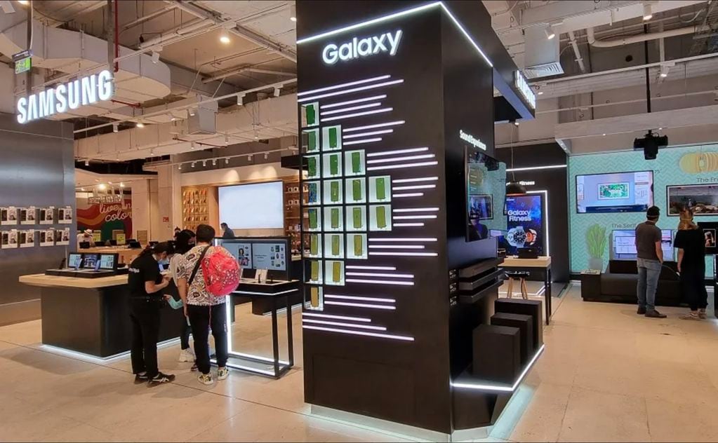 Samsung, además de tiendas propias, tiene un espacio exclusivo dentro de Falabella en Chile.