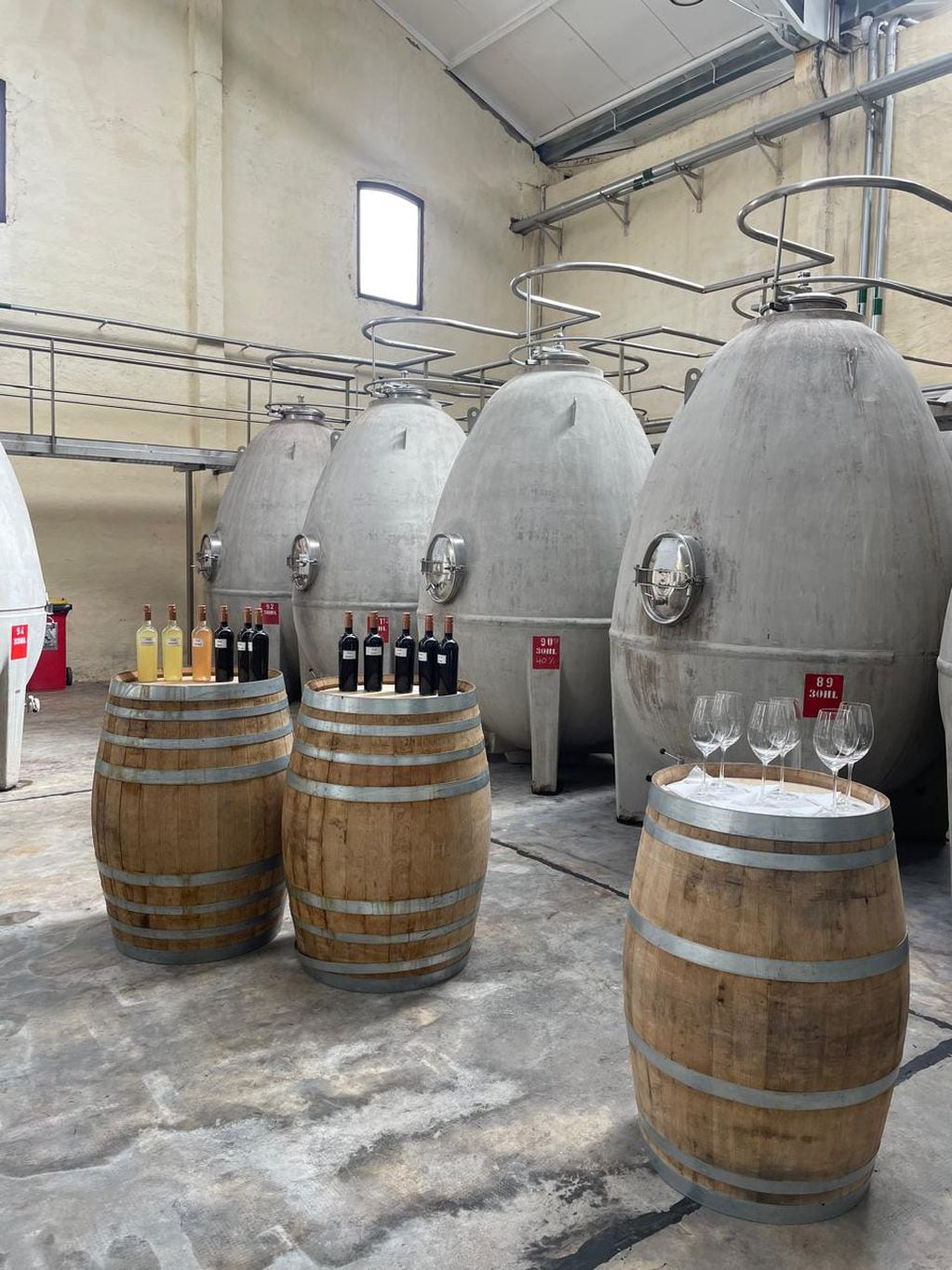 La bodega cuenta con modernos tanques de acero y huevos de cemento donde se realiza la crianza de los vinos. - Foto: Los Andes