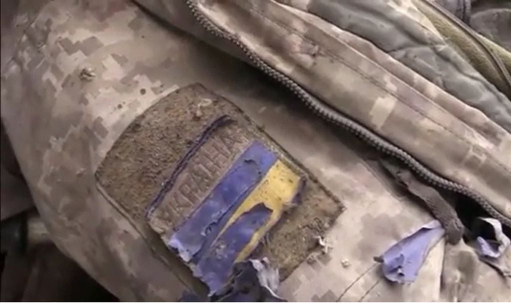 El video de soldados rusos retirando cadáveres en Mariúpol, muestra la imagen de militares ucranianos fallecidos.