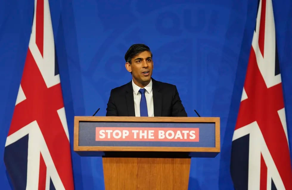 El primer ministro británico Rishi Sunak explica el estado de su plan para "detener los botes" (stop the boats) de la migración ilegal durante una conferencia de prensa en Downing Street, Londres, 7 de diciembre de 2023. (James Manning/Pool via AP)