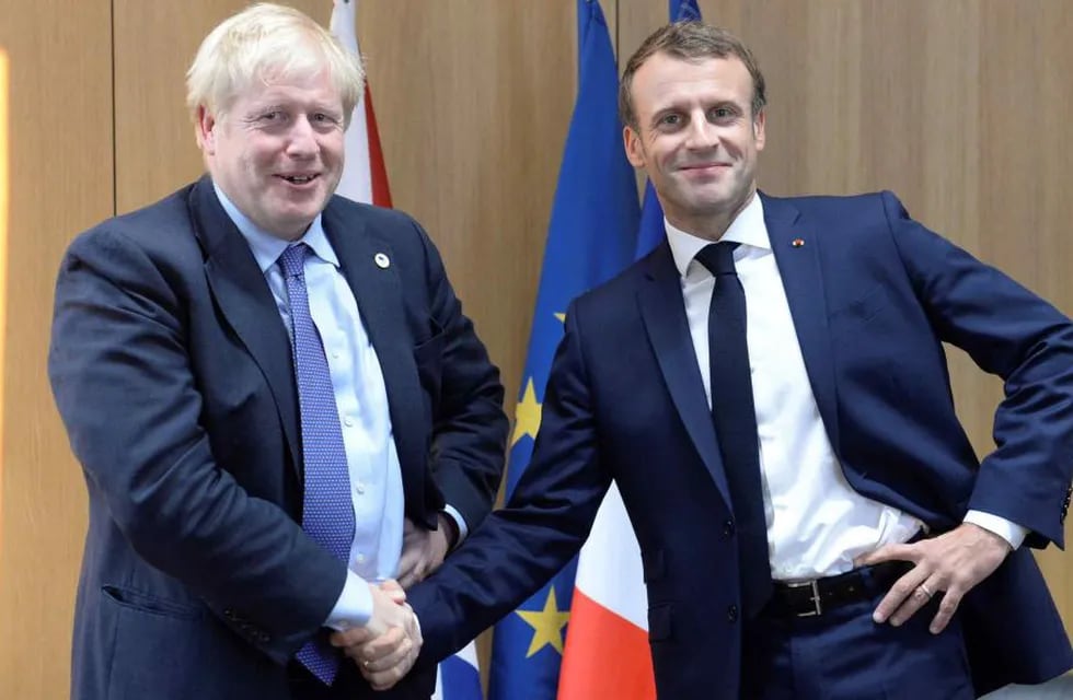 Boris Johnson y Emmanuel Macron, el primer ministro británico y el presidente francés respectivamente, se saludan (AP)