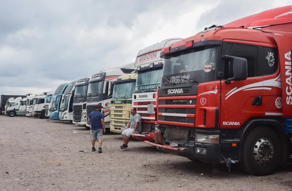 El paro nacional de aduaneros chilenos podría volver a dejar varados a miles de camioneros argentinos. Foto: Mariana Villa / Los Andes