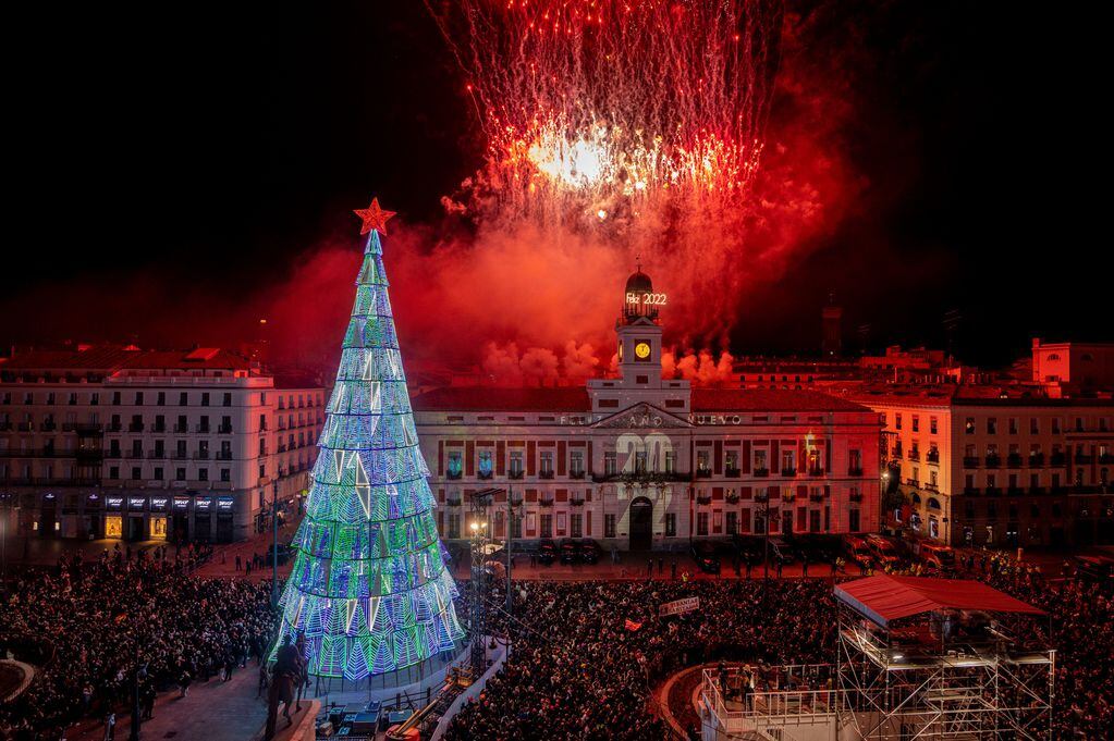 Los fuegos artificiales explotan durante las celebraciones de Año Nuevo en la Puerta del Sol en el centro de Madrid, España