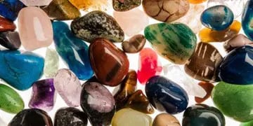 Las piedras de nacimiento son gemas que corresponden a cada mes del año y, según cuentan las leyendas, se cree que poseen beneficios terapéuticos.
