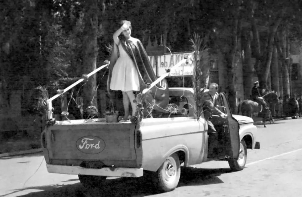Imagen de uno de los improvisados carros de ese año. / Foto Archivo General de Mendoza.