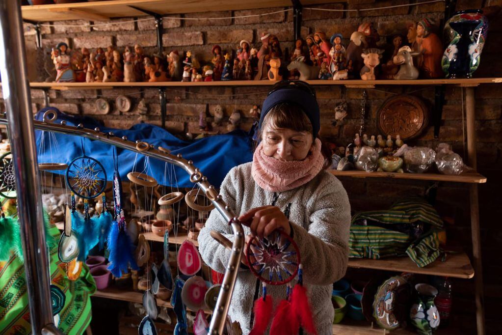 La artesana que vive al pie del Aconcagua pasa sus días tejiendo y haciendo pan