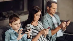 Padres e hijos pasan mucho tiempo con los smartphones