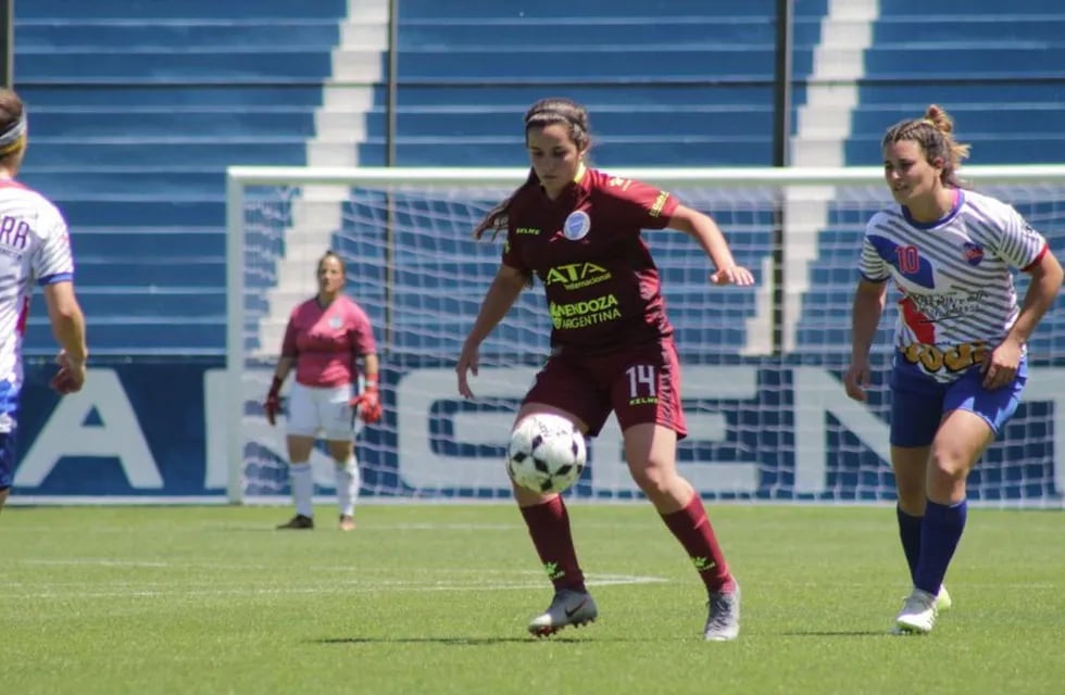 Dana Fuentes marcó el único gol del segundo partido entre el Tomba y el Tropezón, en San Rafael.