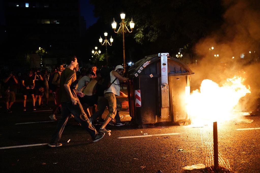 Incidentes y enfrentamientos frente al Congreso durante una nueva protesta contra la ley ómnibus. Foto: Clarín