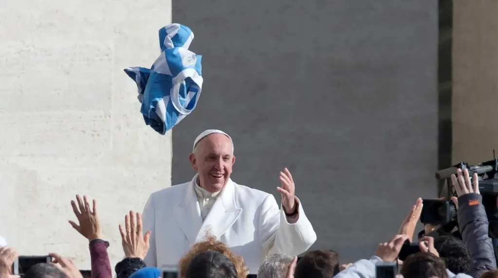 El Papa Francisco junto a la ovación y la camiseta argentina. Foto: TN