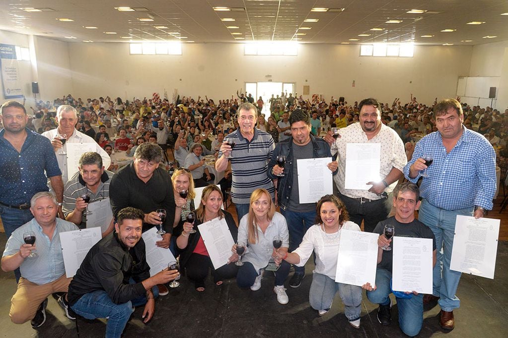 Anabel Fernández Sagasti y Adolfo Bermejo entregaron copias de la ley de jubilación anticipada de viñateros a trabajadores rurales.