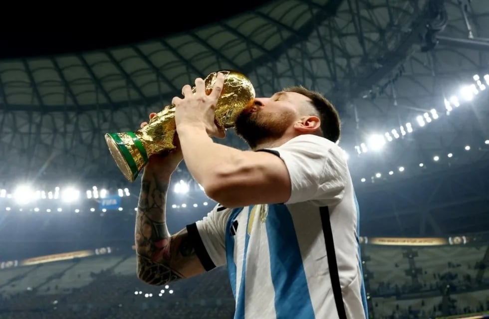 Lionel Messi con la Copa del Mundo