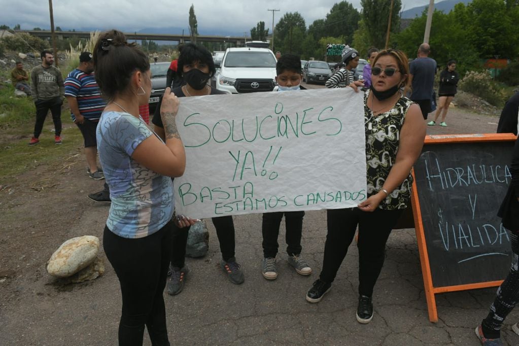 Tragedia en Potrerillos: enojados y dolidos, vecinos cortan la ruta en reclamo de puentes y obras. Foto: Ignacio Blanco / Los Andes.
