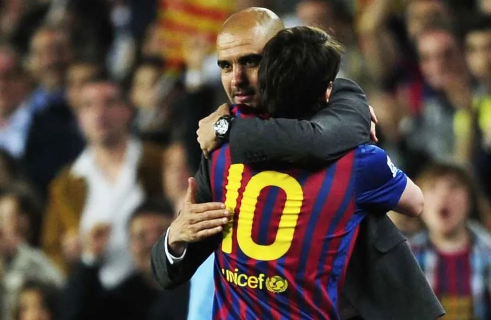 Pep Guardiola y un abrazo paternal con Leo Messi en el Barcelona. Tiempos de oro. / Gentileza.
