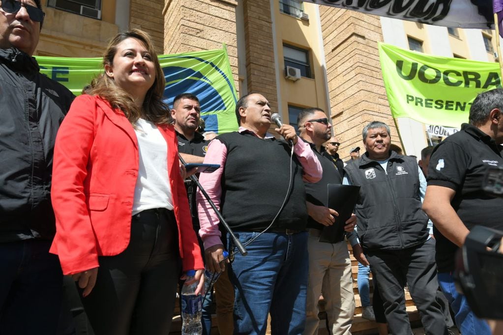 El titular de la UOCRA, Miguel Ponce, con la senadora provincial Jesica Laferte. Foto: Ignacio Blanco / Los Andes