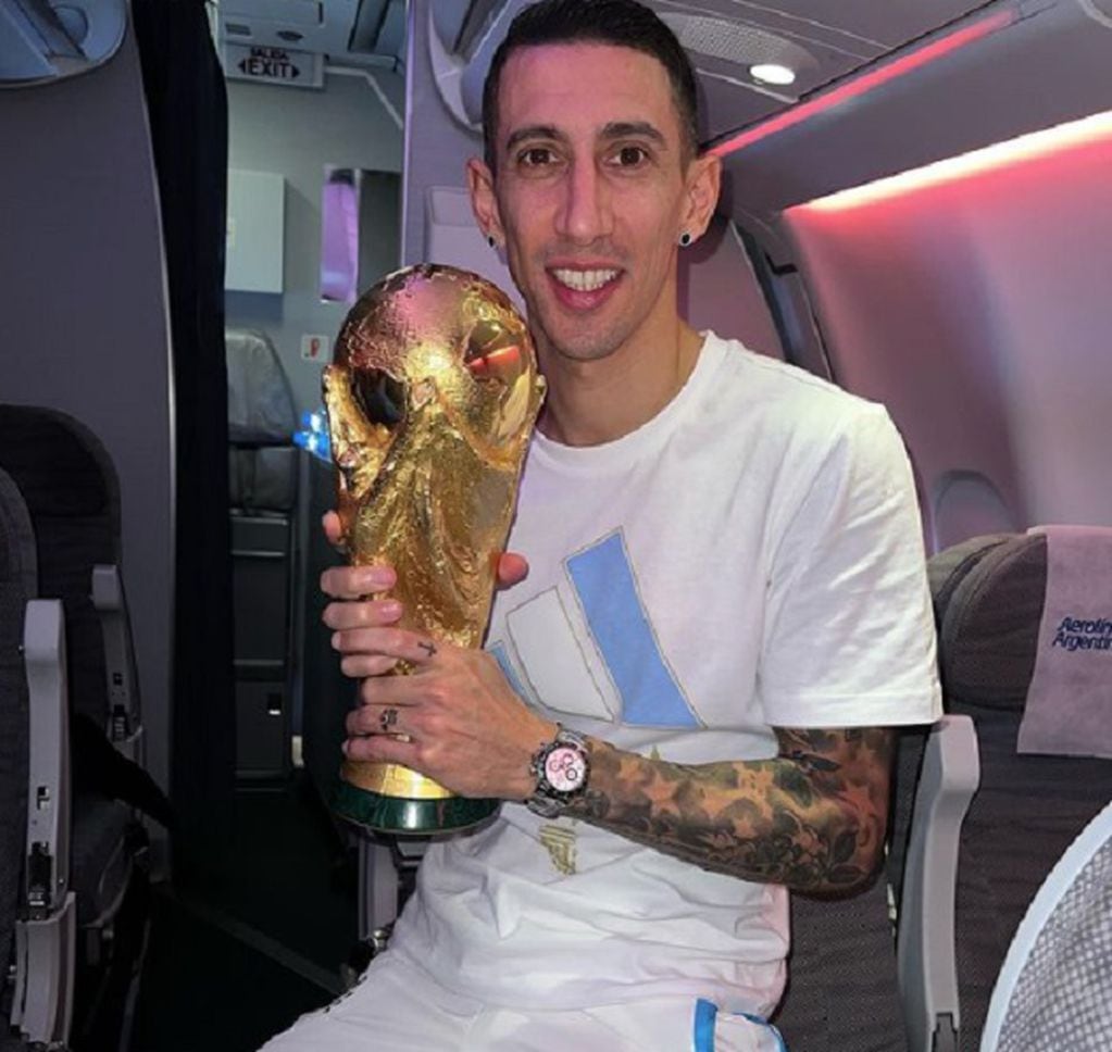 Ángel Di María con la Copa del Mundo, rumbo a Argentina (Instagram)