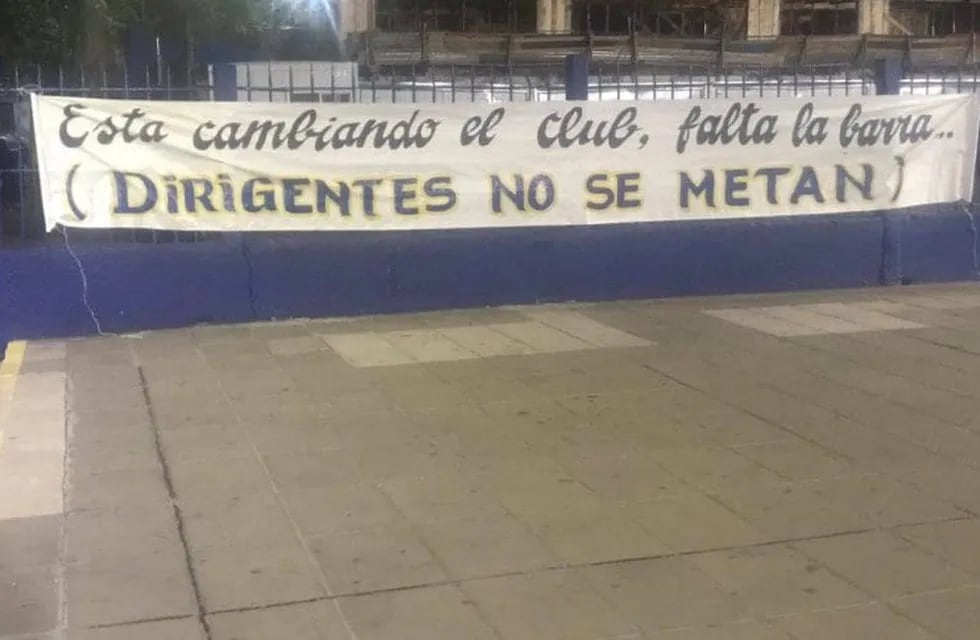 La bandera que apareció en la sede de Boca Juniors. / Gentileza.