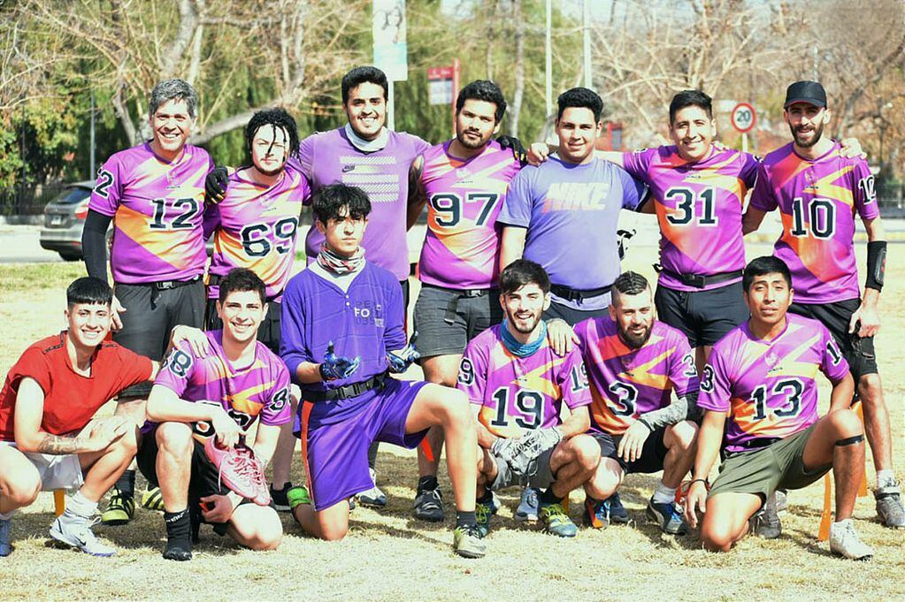 La formación de Rinos, campeones del primer cuadrangular de Flag Football masculino en Mendoza.
