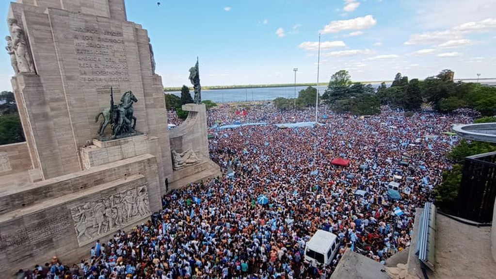 Festejos en el Monumento a la Bandera. Foto: Gentileza / Clarín