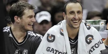 Splitter y Ginóbili, felices sobre el final del partido. Los Spurs cerraron el juego mucha comodidad (Foto: AP).