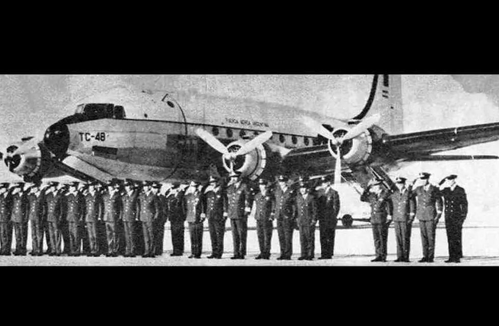 Formación. Los cadetes al pie del Douglas que, bajo la sigla de TC-48, partió en una misión de aprendizaje que tuvo un inesperado final cuando volaba de Panamá a El Salvador (La Voz /Archivo).