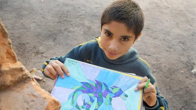 Amante de la plástica.  Luciano Valdez muestra otro dinosaurio, este pintado de azul y verde. Orlando Pelichotti / Los Andes