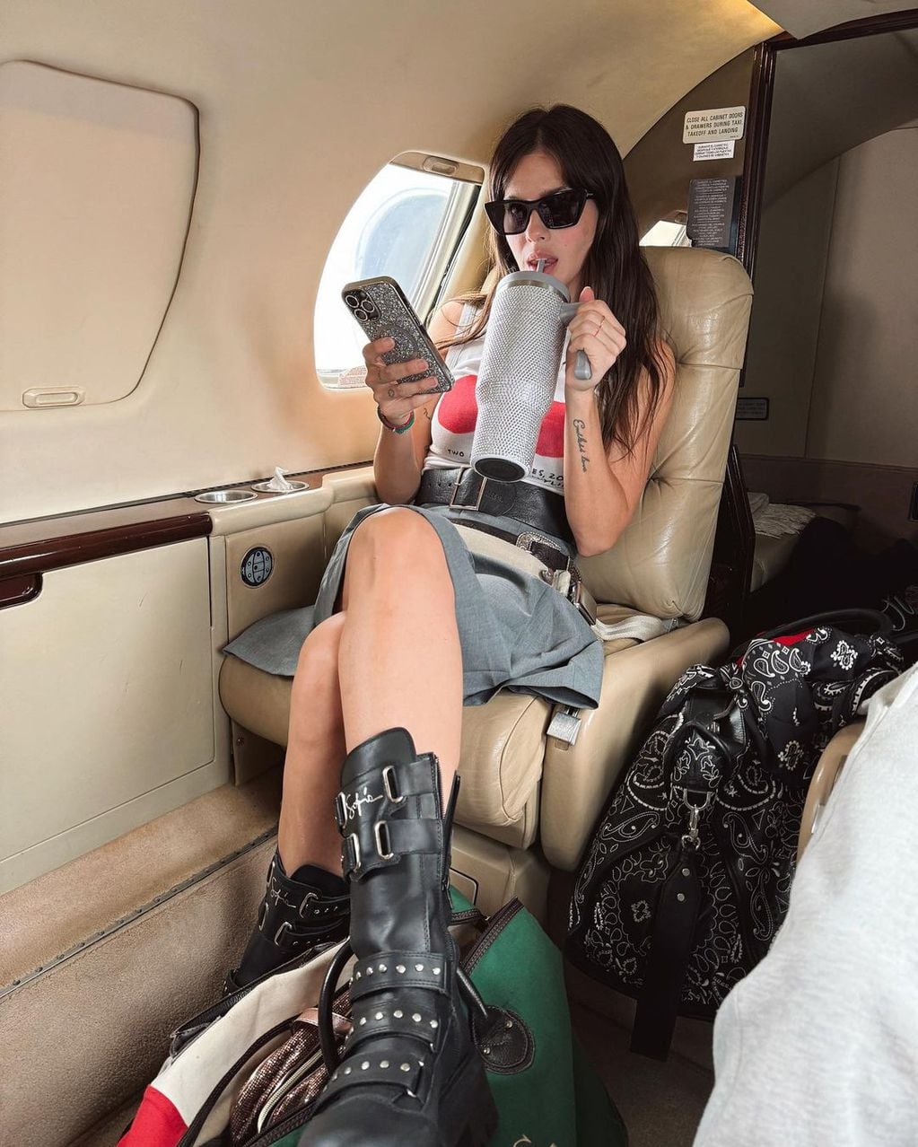 La China Suárez posó para Instagram desde un avión privado y la compararon con Wanda Nara