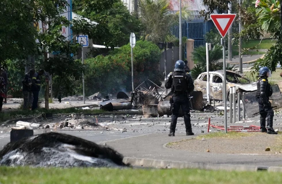 Francia declara estado de emergencia en su colonia en Nueva Caledonia por fuertes protestas, destrucción y muerte.