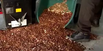 Pagó una indemnización con una “montaña” de monedas