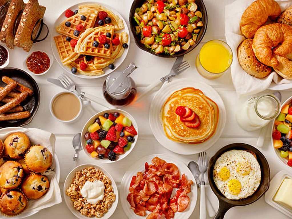 No hay una relación directa entre saltearse el desayuno y el aumento de peso. El control del peso se basa en el balance de calorías consumidas y quemadas a lo largo del día. 