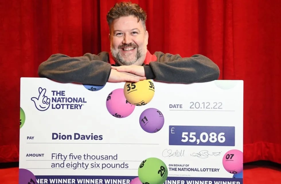 Dion Davis junto a su premio. Foto: National Lottery