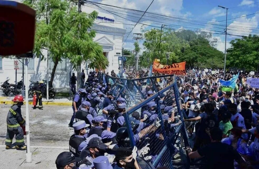 Represión policial en Formosa en contra de manifestantes tras la vuelta a Fase 1. Foto: Gentileza