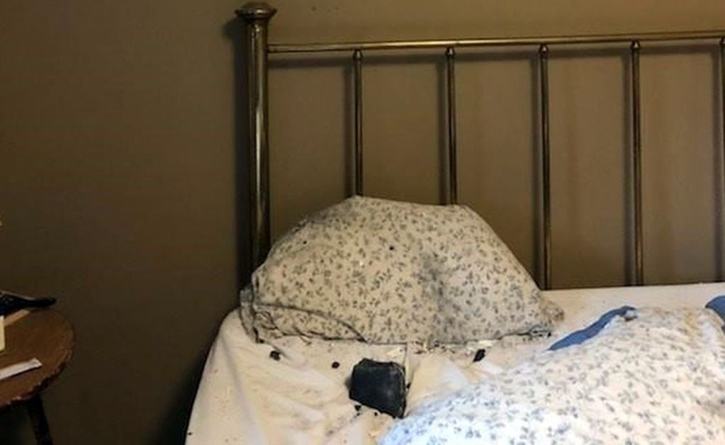Las fotos del meteorito en la vivienda de la mujer que dormía cuando cayó.