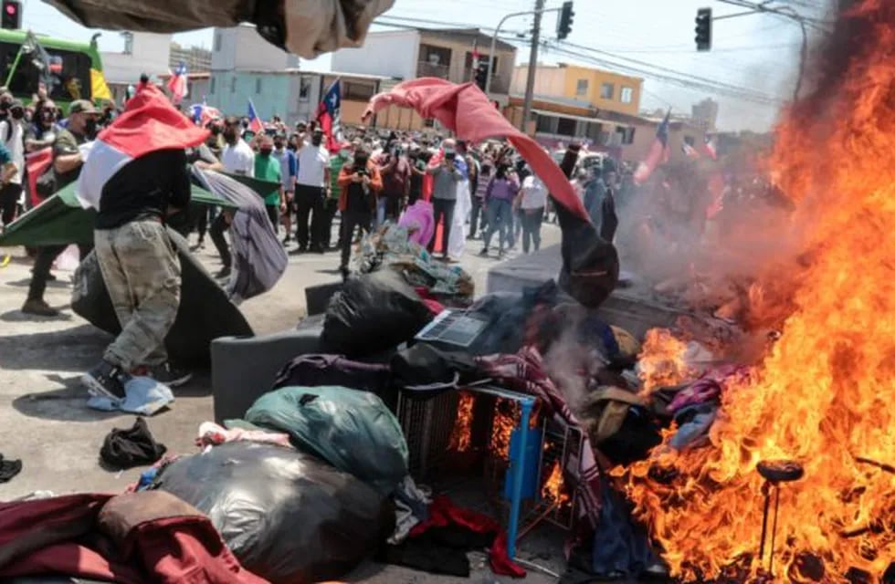 “¡No más migrantes!”: un grupo de chilenos desalojó a venezolanos y les quemó sus pertenencias (Gentileza / Agencia Uno)