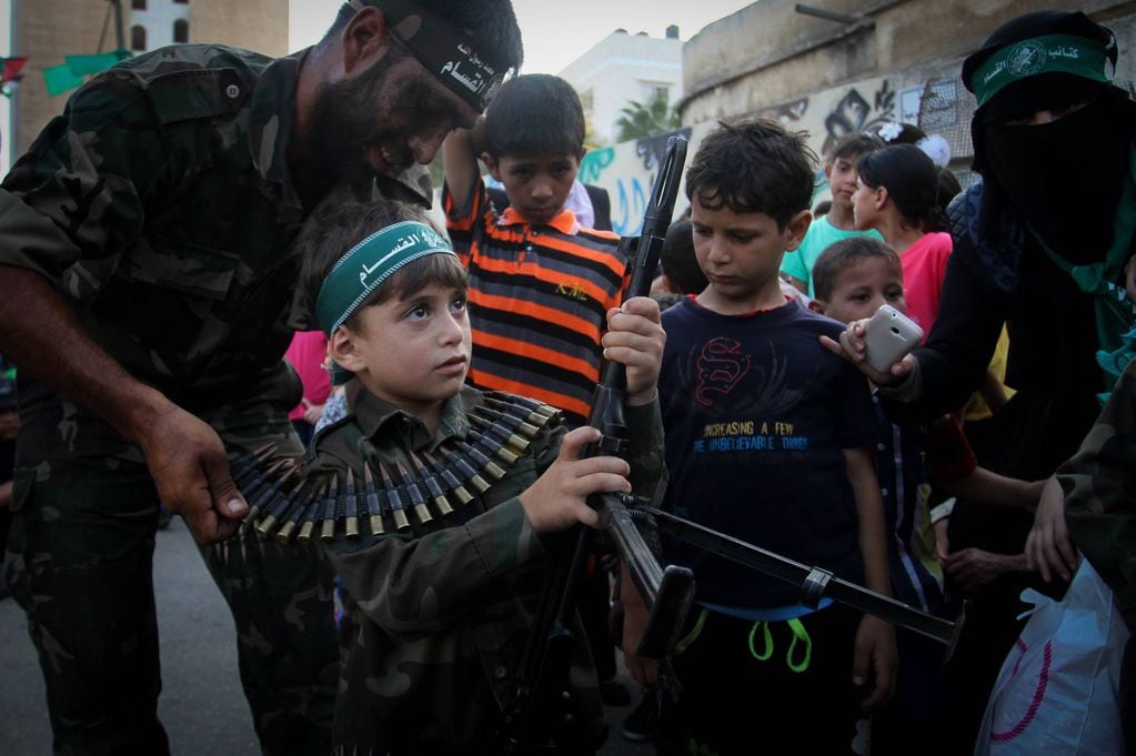 La imagen de niños palestinos cargados de armas es cotidiana en Gaza, donde Hamas los recluta y su educación está exclusivamente dedicada al entrenamiento militar y al fomento del odio a los judíos.