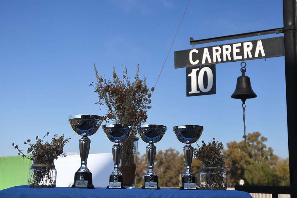 Las copas para los ganadores del clásico Santo Patrono Santiago, en el Hipódromo de Mendoza